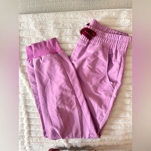 Pink Figs scrub set with maroon drawstring. Jogger style pants. Great condition!